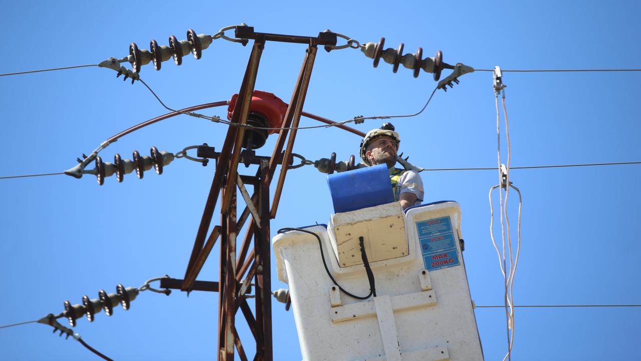Demirtepe'de Kullanılmayan Elektrik Direkleri Söküldü