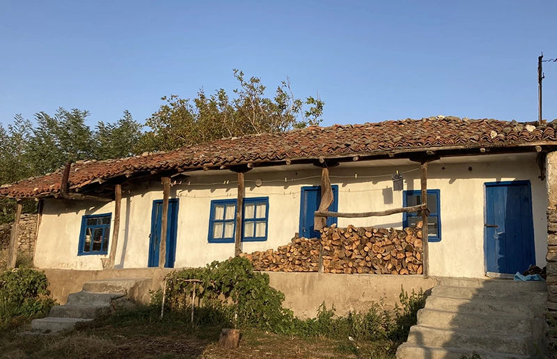 Demirtepe'de ayakta kalmış geleneksel kerpiç evlerden biri